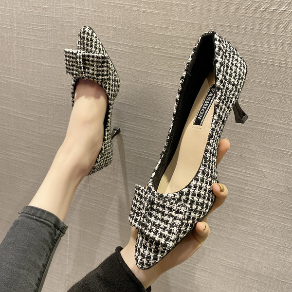 Moteriški languoti batai plonais kulnais ir kaspinu