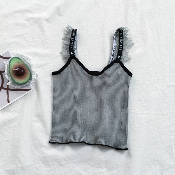 Modern női felső csipkével és spitz nyakkivágással