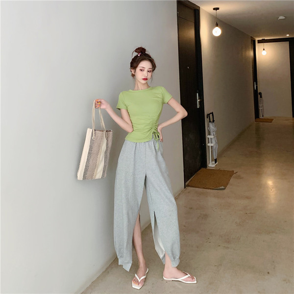 Laisva moteriška palaidinė su kaklaraiščiais ir trumpomis rankovėmis