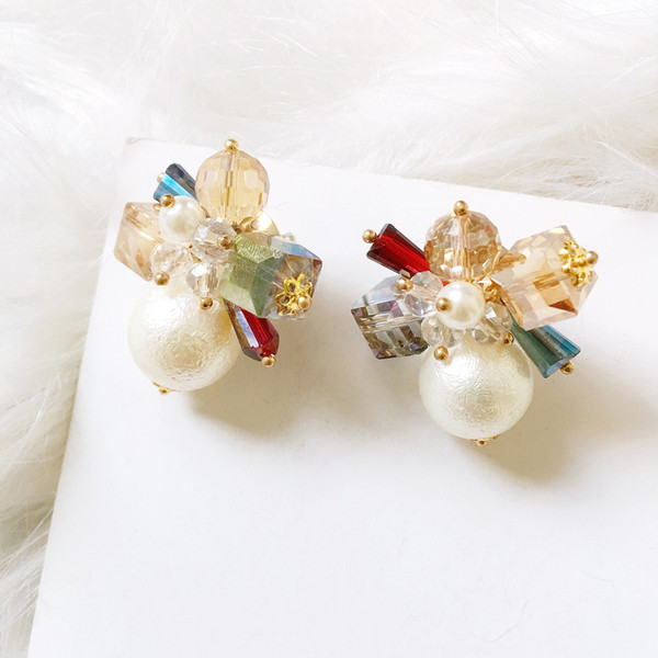 Modernūs moteriški auskarai su spalvotais akmenukais ir perlais