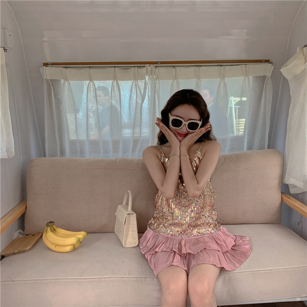 Modernus moteriškas apatinis trikotažas su blizgučiais ir plonais dirželiais