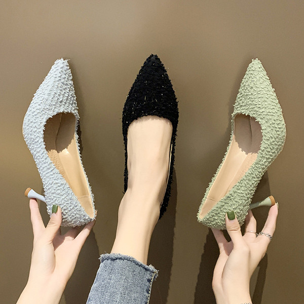 Moteriški šiuolaikiški batai smailaus modelio ir plonu kulnu