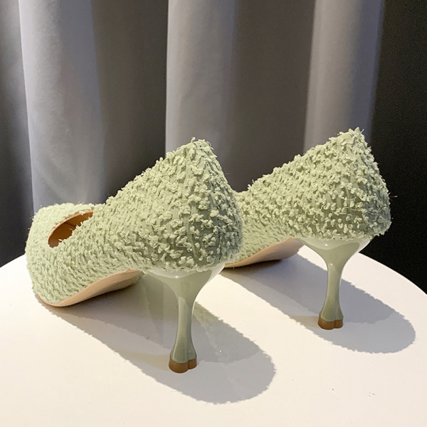 Moteriški šiuolaikiški batai smailaus modelio ir plonu kulnu