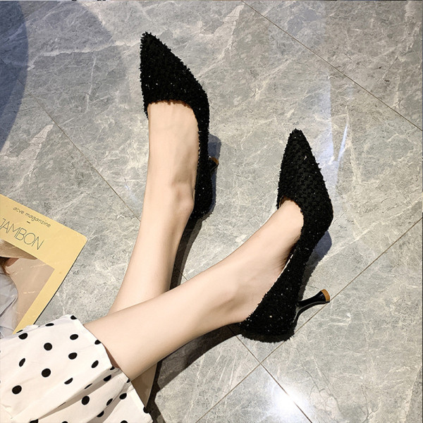 Moteriški šiuolaikiški batai smailaus modelio ir plonu kulnu