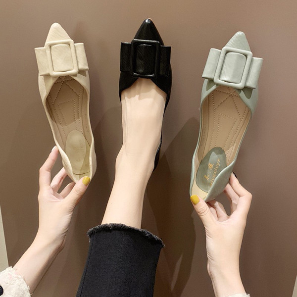 Lapos talpú női alkalmi cipő - hegyes modell