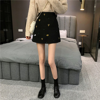 Modernus moteriškas trumpas sijonas aukštu juosmeniu ir siuvinėjimais