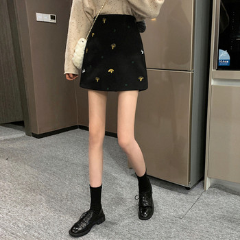 Modernus moteriškas trumpas sijonas aukštu juosmeniu ir siuvinėjimais