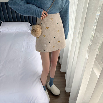 Modernus moteriškas trumpas sijonas aukštu juosmeniu ir siuvinėjimais