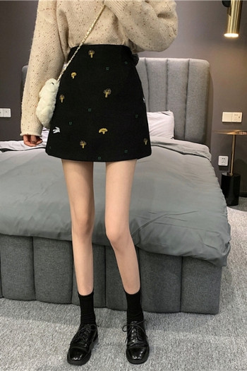 Modernus moteriškas trumpas sijonas aukštu juosmeniu ir siuvinėjimais