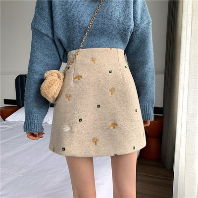 Modernus moteriškas trumpas sijonas aukštu juosmeniu ir siuvinėjimais