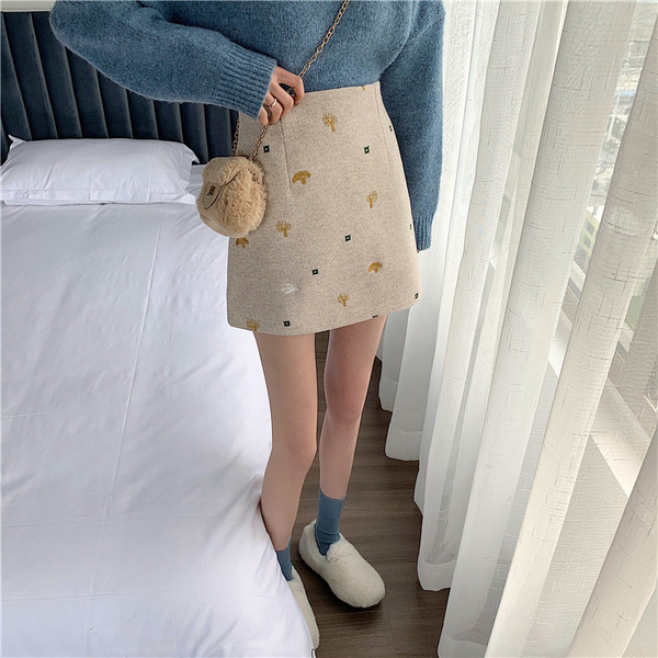 Modernus moteriškas trumpas sijonas aukštu juosmeniu ir siuvinėjimais