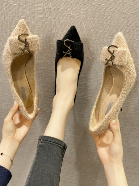 Ženske patike s metalnim elementom i tankom petom