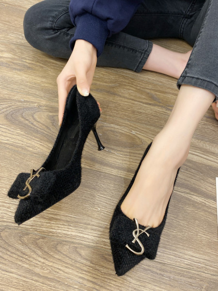 Ženske patike s metalnim elementom i tankom petom