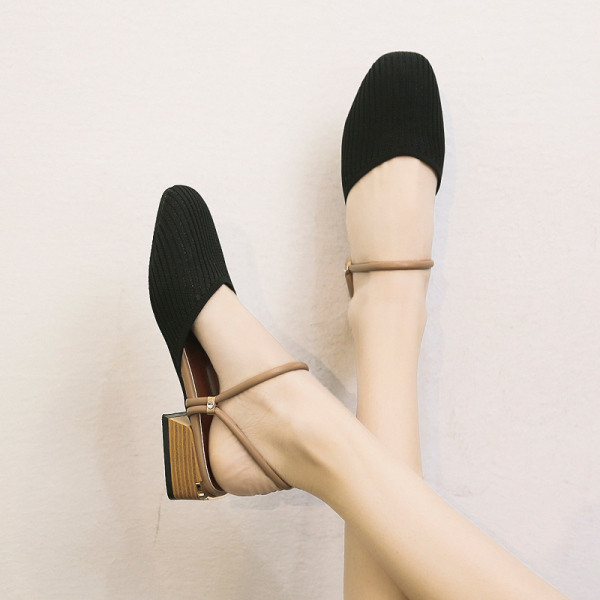 Moteriškos laisvalaikio šlepetės plokščiu padu ir petnešėlėmis