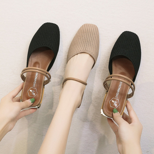 Moteriškos laisvalaikio šlepetės plokščiu padu ir petnešėlėmis