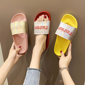 Moteriškos laisvalaikio šlepetės plokščiu padu ir užrašu, tinkamos paplūdimiui