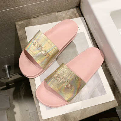 Moteriškos laisvalaikio šlepetės plokščiu padu ir užrašu, tinkamos paplūdimiui