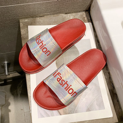 Moteriškos laisvalaikio šlepetės plokščiu padu ir užrašu, tinkamos paplūdimiui