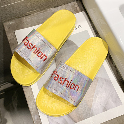 Moteriškos laisvalaikio šlepetės plokščiu padu ir užrašu, tinkamos paplūdimiui