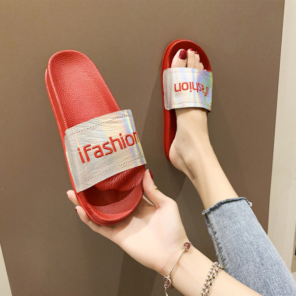 Moteriškos laisvalaikio šlepetės plokščiu padu ir užrašu, tinkamos paplūdimiui