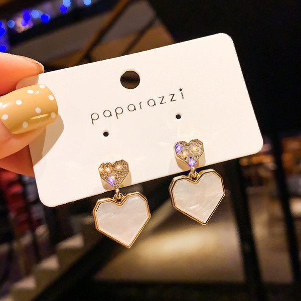 Moteriški kabantys širdelės formos auskarai su akmenukais
