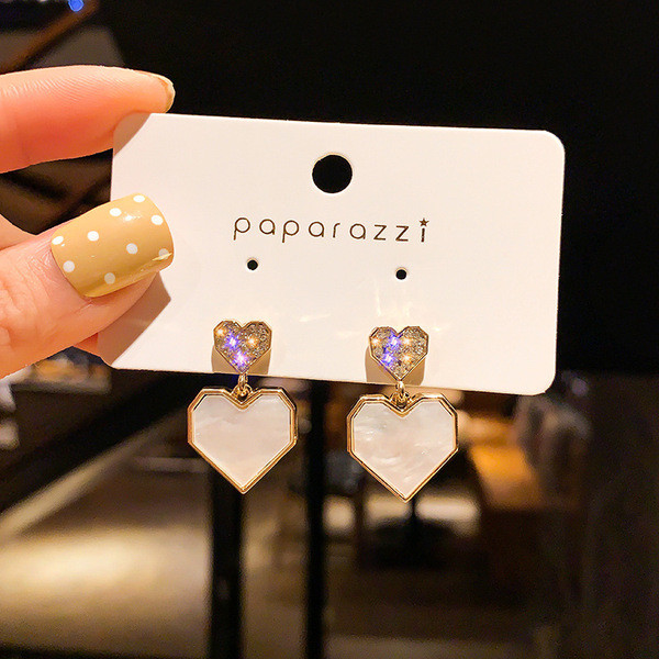 Moteriški kabantys širdelės formos auskarai su akmenukais