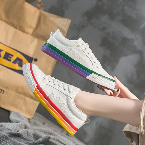 Paprasti moteriški sportbačiai plokščiu spalvotu padu