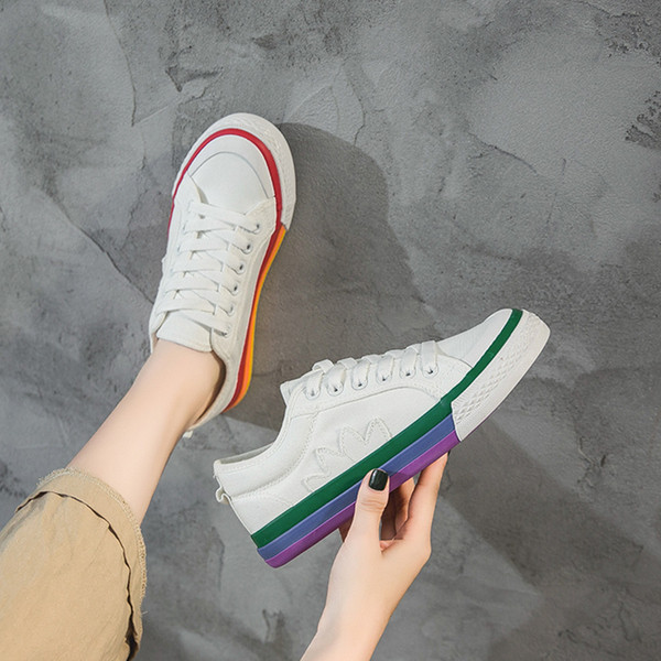 Paprasti moteriški sportbačiai plokščiu spalvotu padu