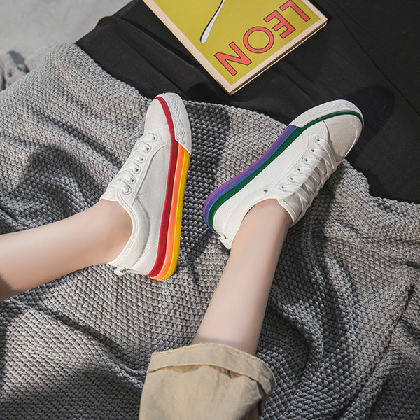 Paprasti moteriški sportbačiai plokščiu spalvotu padu