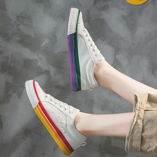 Paprasti moteriški sportbačiai plokščiu spalvotu padu