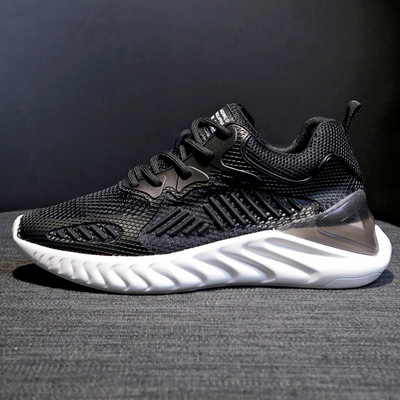 Sportiški laisvalaikio moteriški sportbačiai lygiais padais