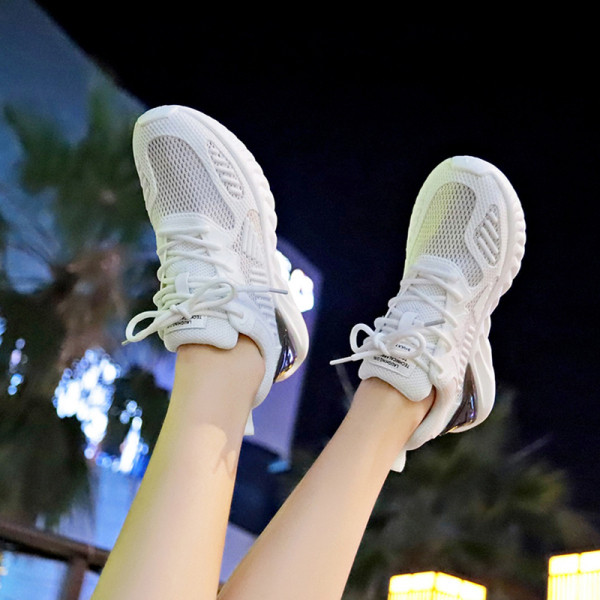 Sportiški laisvalaikio moteriški sportbačiai lygiais padais