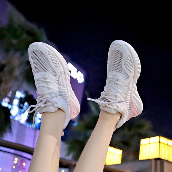 Sportiški laisvalaikio moteriški sportbačiai lygiais padais