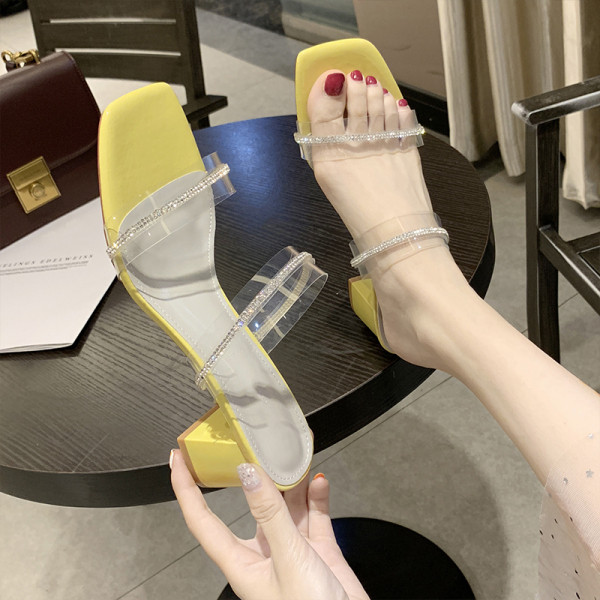 Modern női papucs szögletes sarokkal