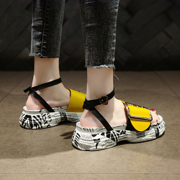 Šiuolaikinės moteriškos basutės su sagtimi ir storu padu