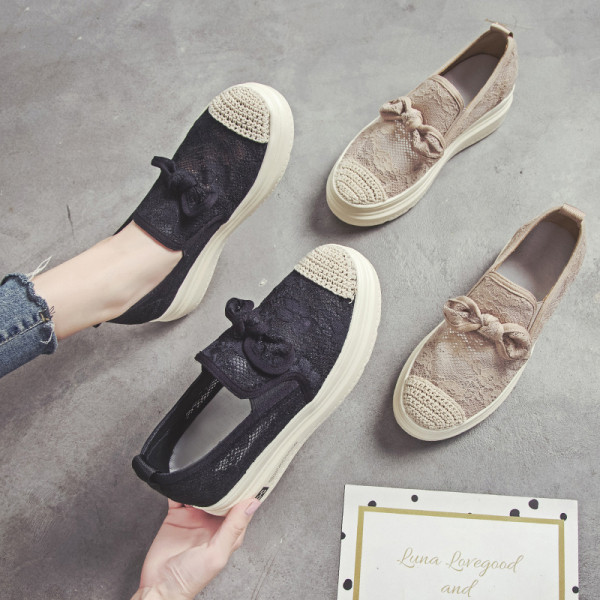 Laisvalaikio moteriški batai plokščiu padu ir kaspinu