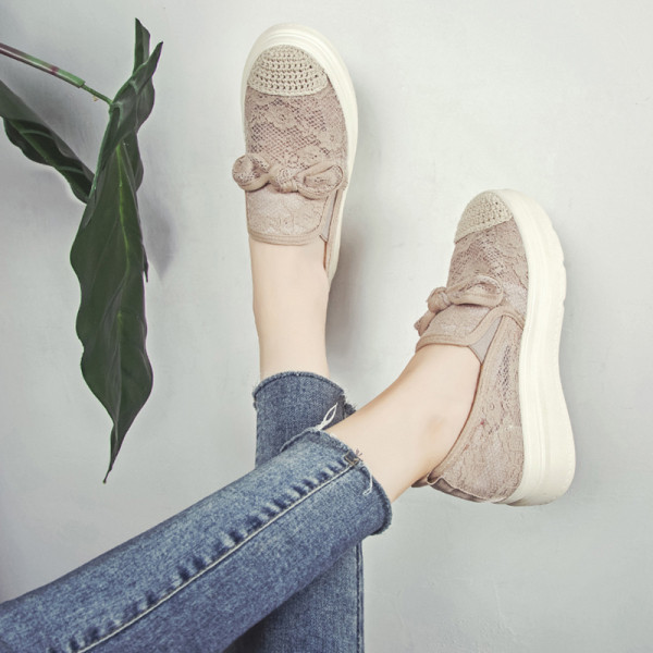 Laisvalaikio moteriški batai plokščiu padu ir kaspinu