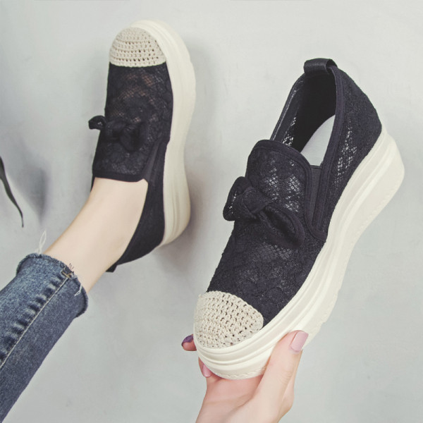 Laisvalaikio moteriški batai plokščiu padu ir kaspinu