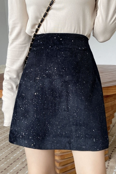 Juodas moteriškas sijonas iš velveto aukštu juosmeniu