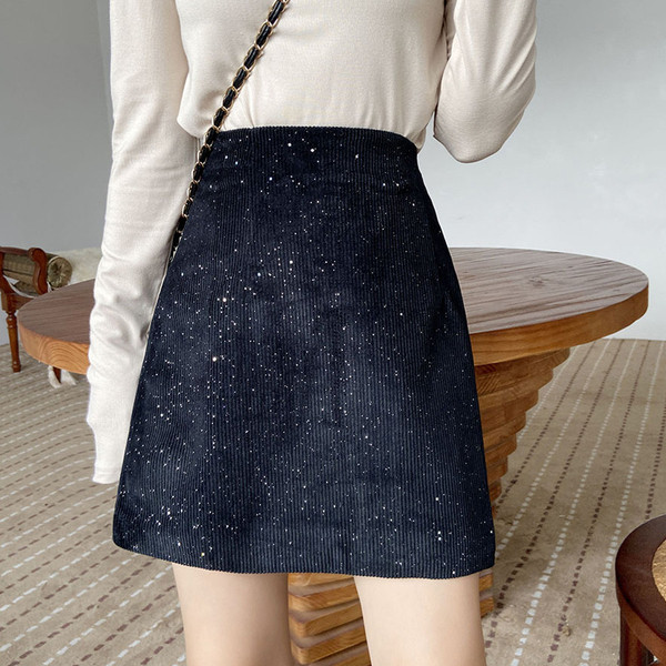 Juodas moteriškas sijonas iš velveto aukštu juosmeniu