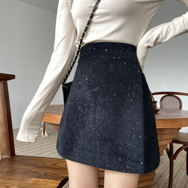 Juodas moteriškas sijonas iš velveto aukštu juosmeniu