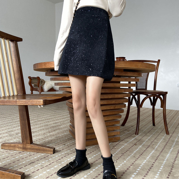 Juodas moteriškas sijonas iš velveto aukštu juosmeniu