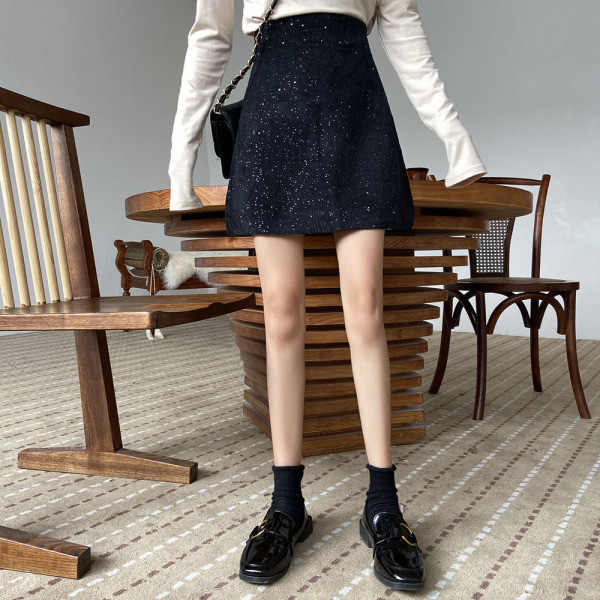 Juodas moteriškas sijonas iš velveto aukštu juosmeniu