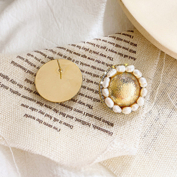 Auksiniai moteriški apvalios formos auskarai su perlais