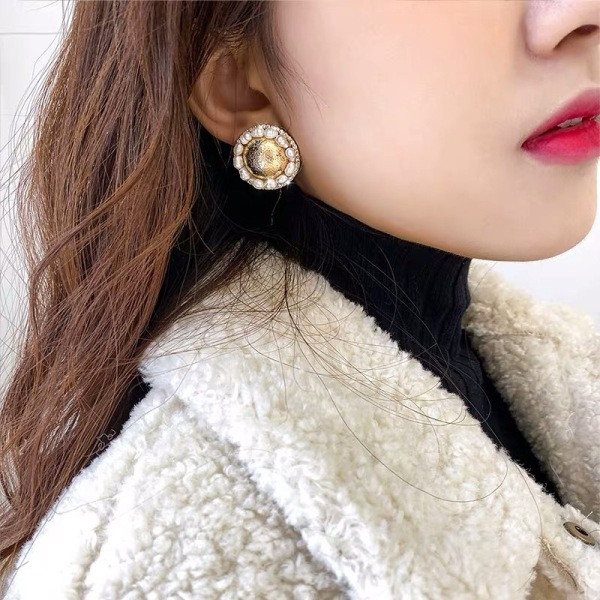 Auksiniai moteriški apvalios formos auskarai su perlais