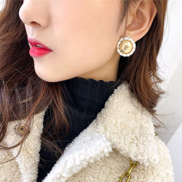 Auksiniai moteriški apvalios formos auskarai su perlais