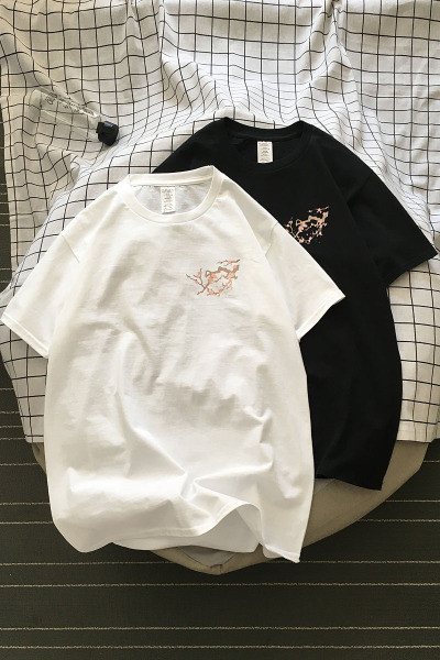 Paprasti vyriški marškinėliai su ovalia iškirpte, trumpomis rankovėmis ir aplikacijomis