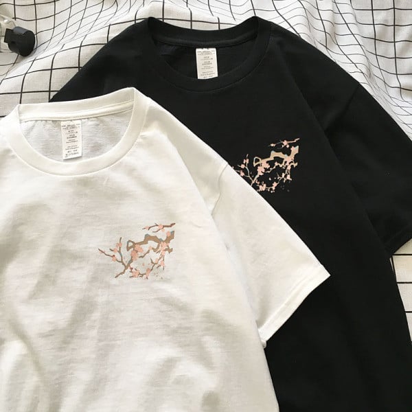 Paprasti vyriški marškinėliai su ovalia iškirpte, trumpomis rankovėmis ir aplikacijomis