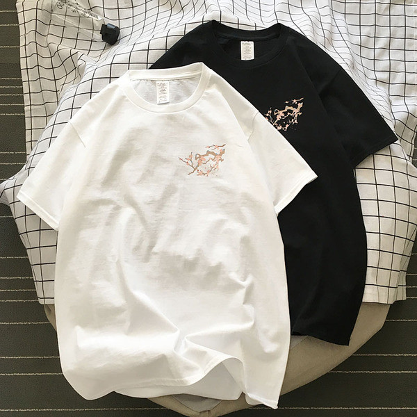 Paprasti vyriški marškinėliai su ovalia iškirpte, trumpomis rankovėmis ir aplikacijomis