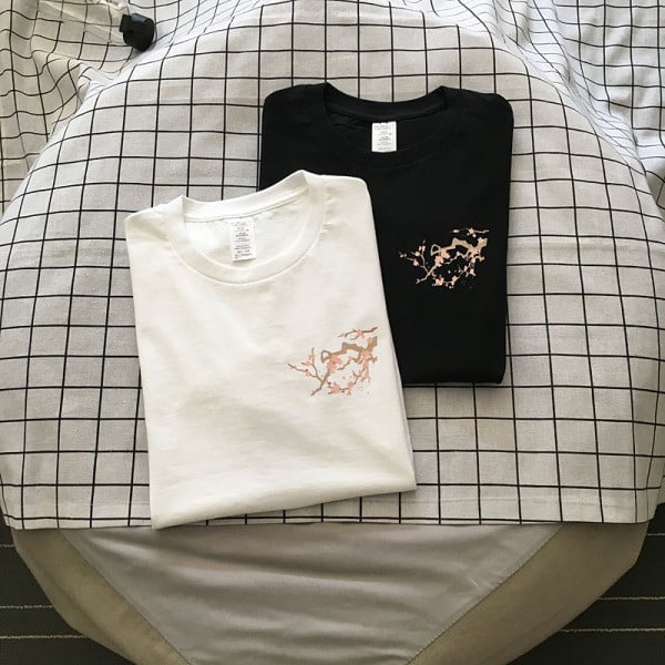 Paprasti vyriški marškinėliai su ovalia iškirpte, trumpomis rankovėmis ir aplikacijomis